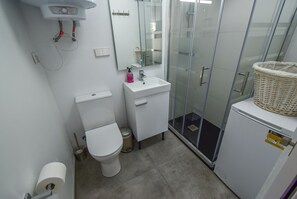 Dusche, Haartrockner, Handtücher, Toilettenpapier