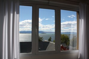 Apartamento família, várias camas, vista para a baía | Sacada