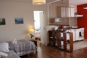 Apartamento família, várias camas, vista para a baía | Cortinas blackout, ferros/tábuas de passar roupa, Wi-Fi de cortesia