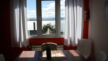 Family Apartment, Multiple Beds, Bay View | Private kitchen