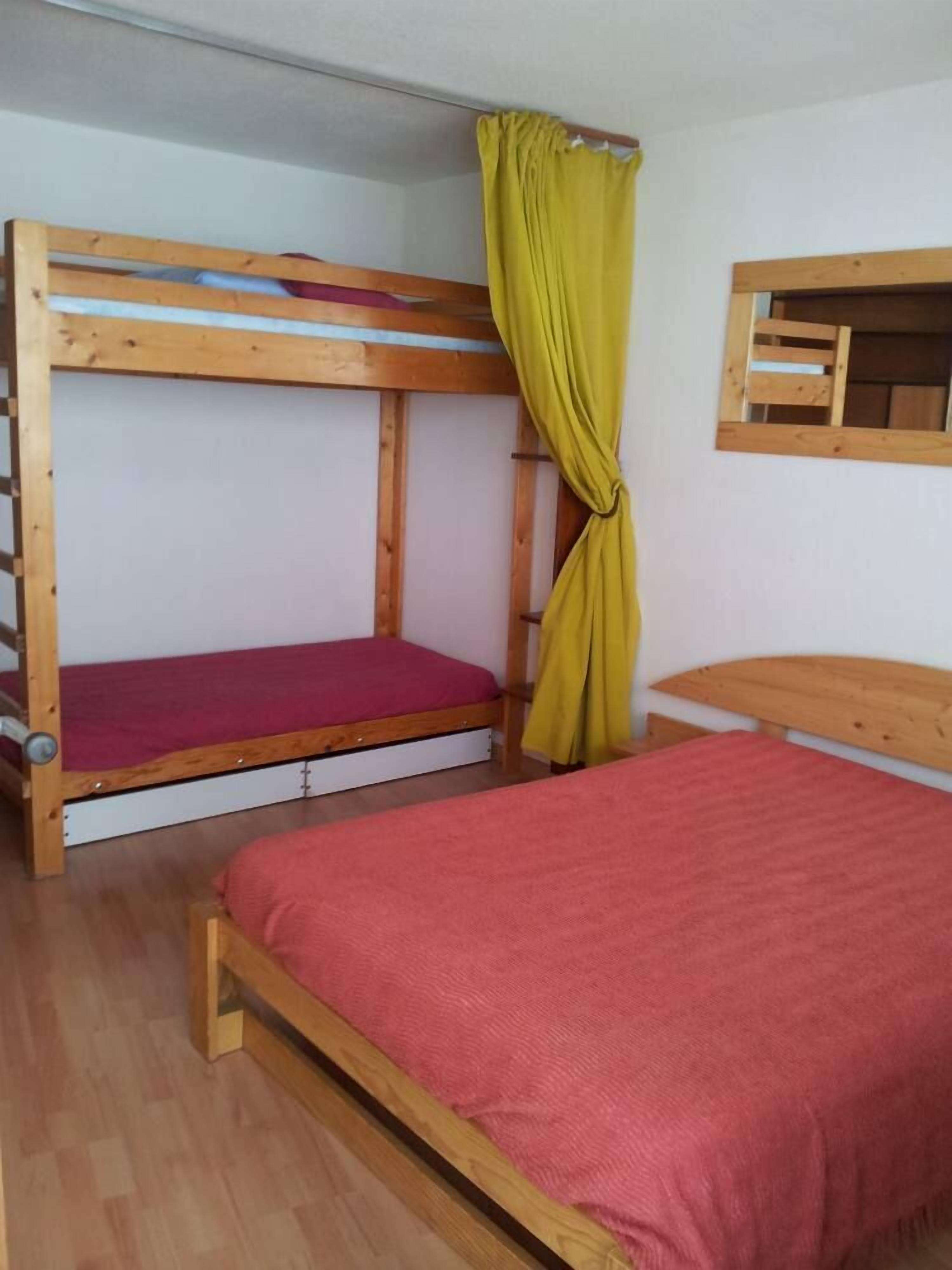 la chambre et les lits superposés