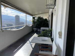 Outdoor dining - Athens 360° Penthouse, panoramic city center view (Athina)
