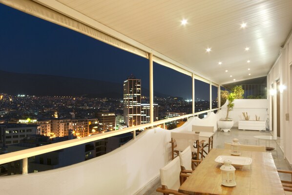 Outdoor dining - Athens 360° Penthouse, panoramic city center view (Athina)