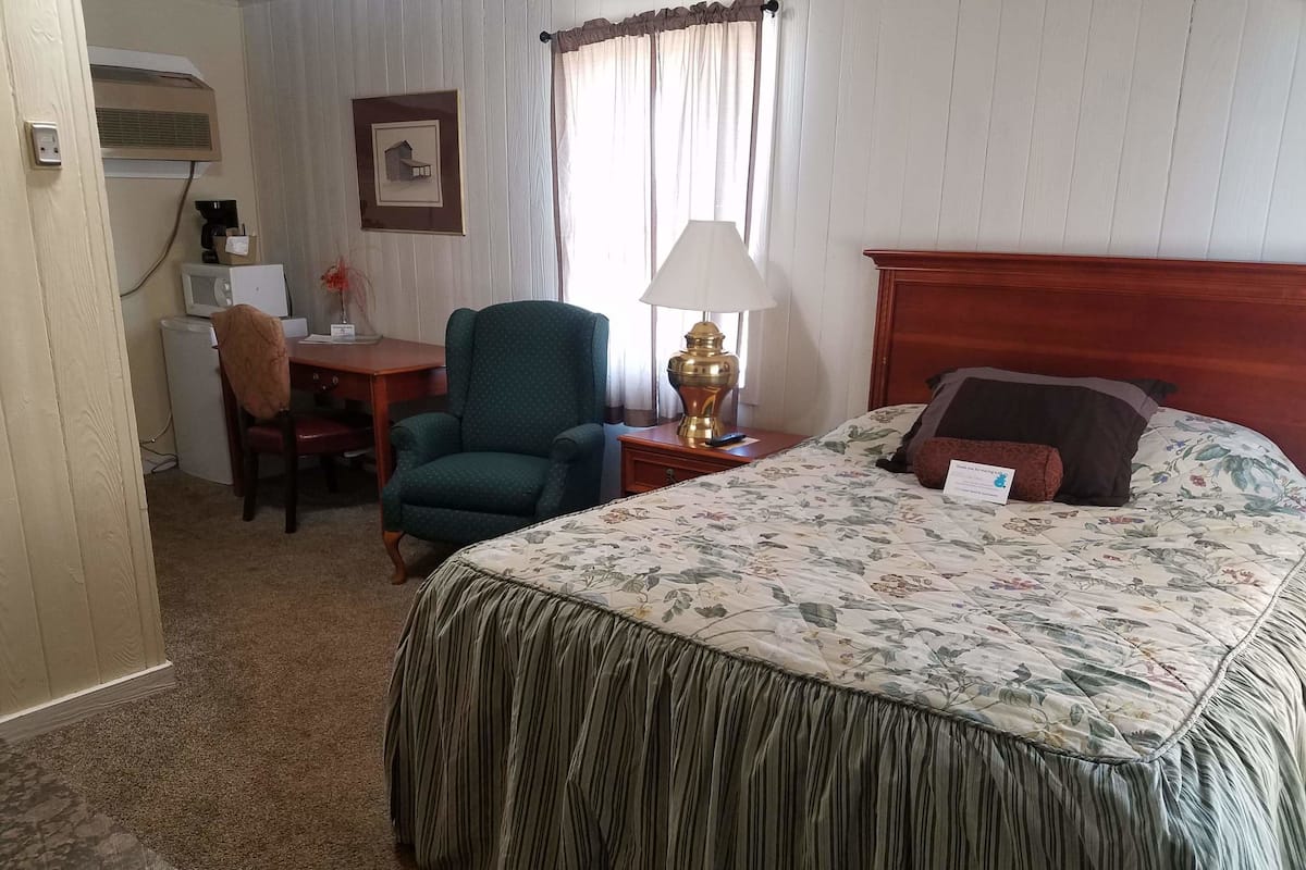 Comfort Single Room, 1 Queen Bed, Non Smoking, Refrigerator & Microwave