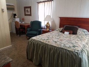 Comfort Single Room, 1 Queen Bed, Non Smoking, Refrigerator & Microwave | Iron/ironing board, cribs/infant beds, rollaway beds, free WiFi