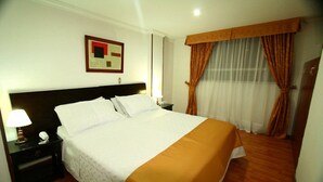 Habitación individual superior, 1 cama individual grande, no fumadores | Tabla de planchar con plancha, wifi gratis, ropa de cama
