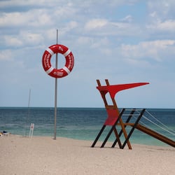 En la playa, sombrillas, toallas de playa