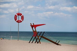 En la playa, sombrillas y toallas de playa 