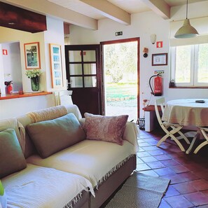 Family Cottage, 2 Bedrooms, Terrace (Casa do Figo) | Living room