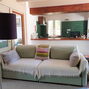 Family Cottage, 2 Bedrooms, Terrace (Casa do Figo) | Living room