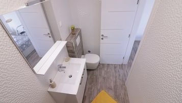 Suihku, hiustenkuivaaja, pyyhkeet, vessapaperi