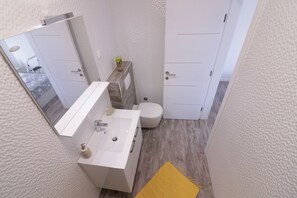 تجهيزات دش، مجففات شعر، مناشف، ورق حمّام