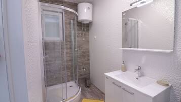 Dusche, Haartrockner, Handtücher, Toilettenpapier