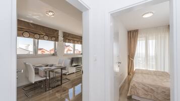 2 chambres, coffres-forts dans les chambres, fer et planche Ă repasser