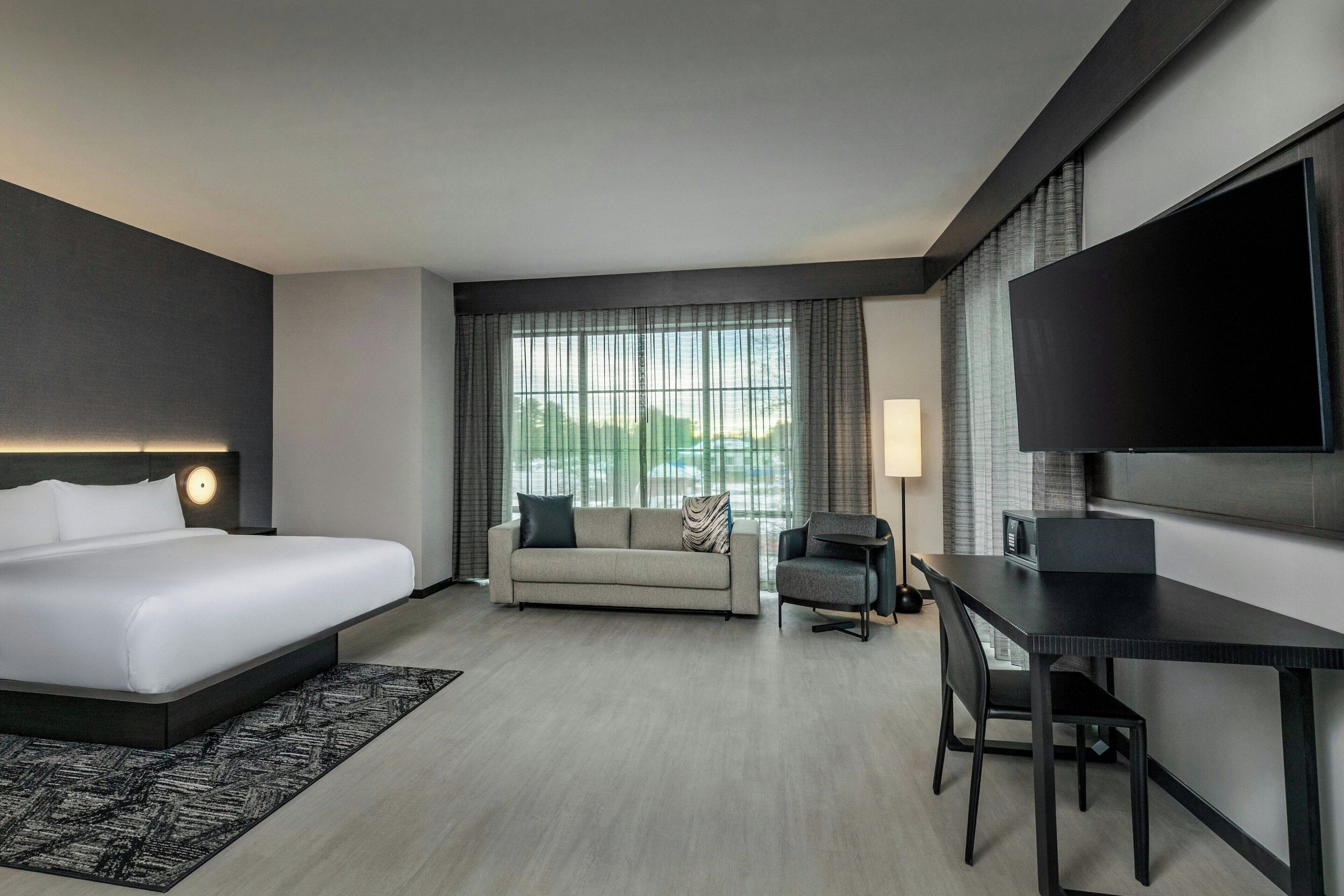 Deluxe Room, 1 King Bed with Sofa bed | Hypo-allergenic bedding, desk, laptop workspace, blackout drapes