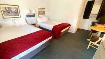 Escritorio, espacio para trabajar con laptop y cortinas blackout