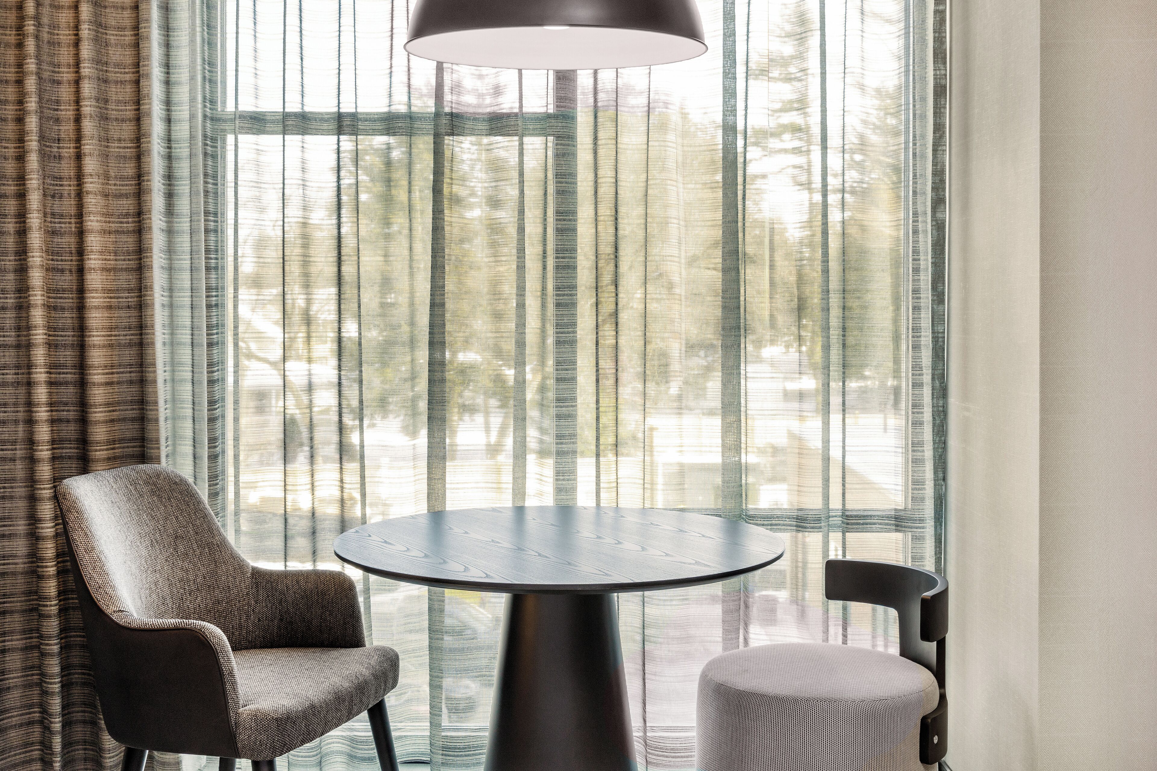 防过敏的被褥、办公桌、笔记本电脑工作区、遮光窗帘