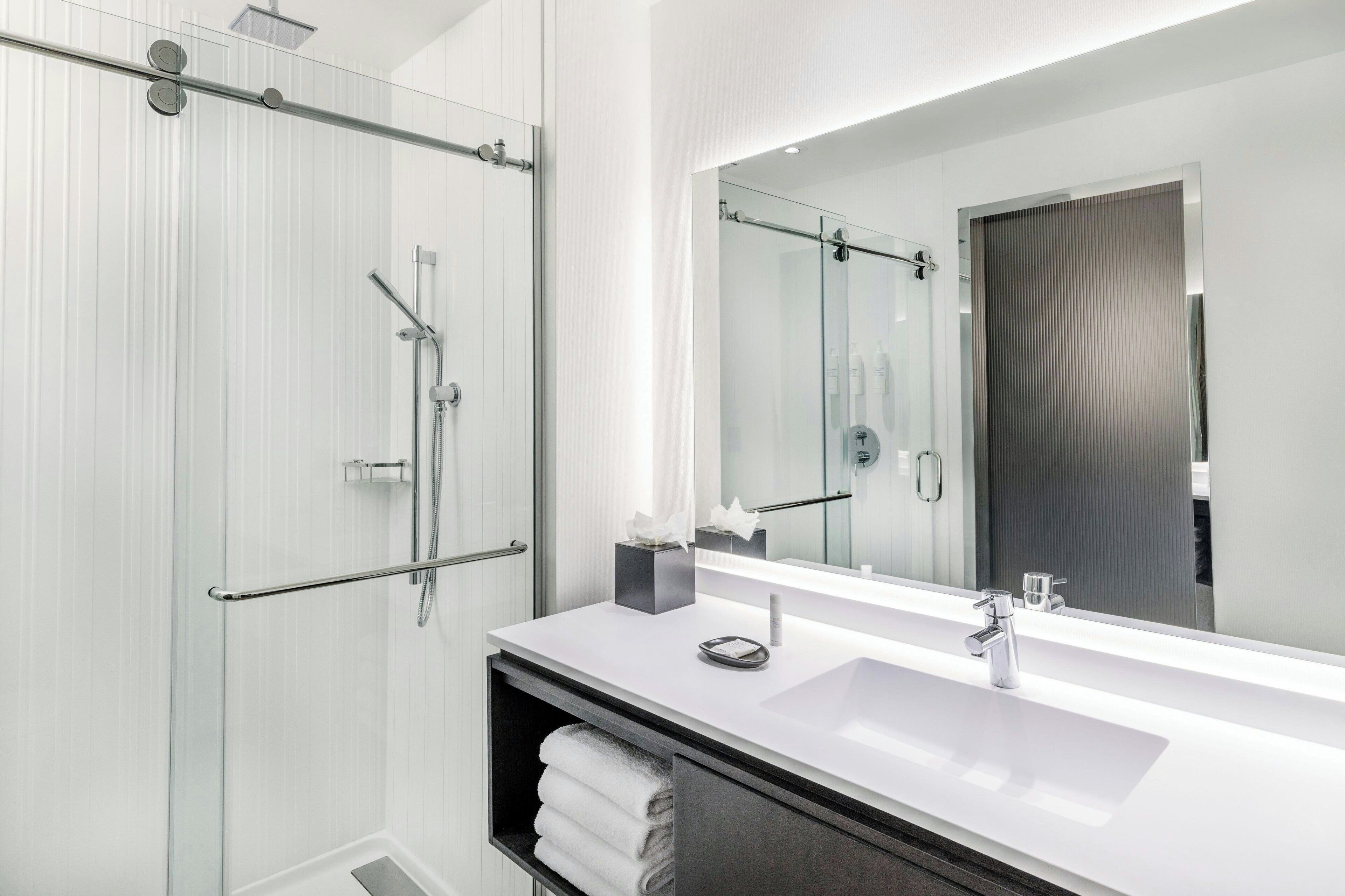 Articles de toilette (gratuits), séchoir à cheveux, serviettes fournies