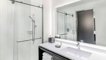 Articles de toilette (gratuits), séchoir à cheveux, serviettes fournies