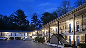 Fachada de la propiedad por la tarde o noche