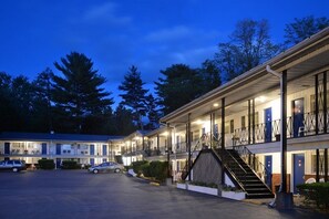 Majoituspaikan julkisivu illalla/yöllä