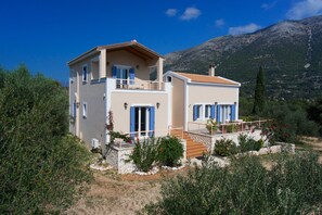 Exterior - Spacious villa with privacy and mountain views, near Agia Efimia & Myrtos beach (Makriotika, Kefalonia)