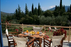 Outdoor dining - Spacious villa with privacy and mountain views, near Agia Efimia & Myrtos beach (Makriotika, Kefalonia)
