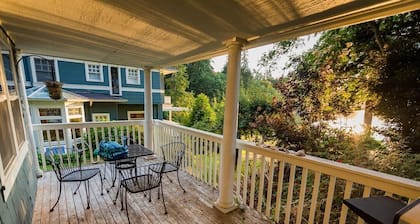 Romantic getaway this fall on the water!