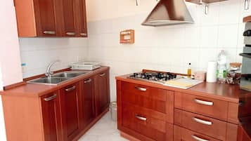 Refrigerador, horno, parrilla de estufa y cafetera y tetera