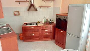 Refrigerador, horno, parrilla de estufa y cafetera y tetera