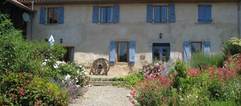 Modern renovated farmhouse in the Pyrenees, large outdoor space & large pool