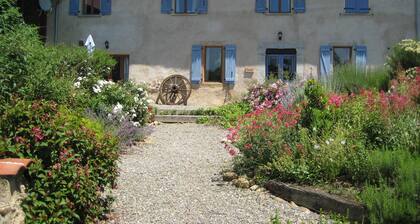 Famille et ferme accueillant les animaux de compagnie; équipements modernes et superbes vues sur les Pyrénées