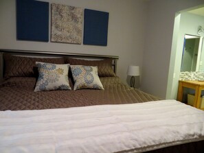 1 slaapkamer, een kluis op de kamer, een strijkplank/strijkijzer, wifi