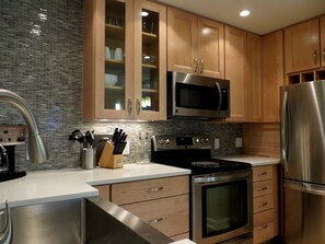 Een koelkast, een magnetron, een oven, een kookplaat