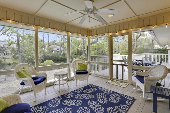 Taulutelevisio, takka, DVD-soitin, leluja