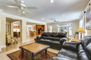 Flat-screen TV, DVD player, table football, ping pong - Myrtle Lane 1 (Hilton Head Island)
