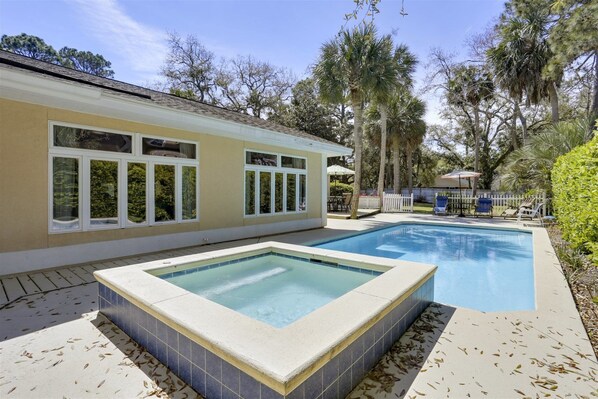 Outdoor spa tub - Myrtle Lane 1 (Hilton Head Island)