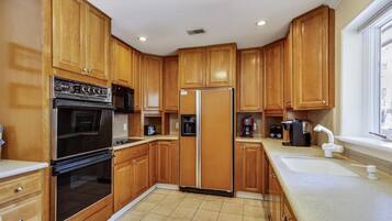 Lemari es, microwave, kompor, dan mesin pencuci piring