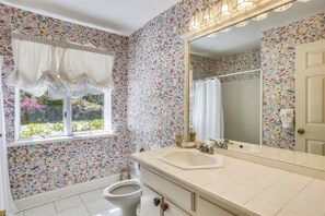 Bathroom - Myrtle Lane 1 (Hilton Head Island)