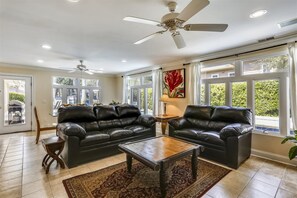 Een flatscreentelevisie, een dvd-speler en tafelvoetbal