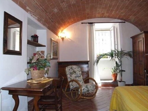 Apartment at only 4 min walk from the leaning Tower, with car parking