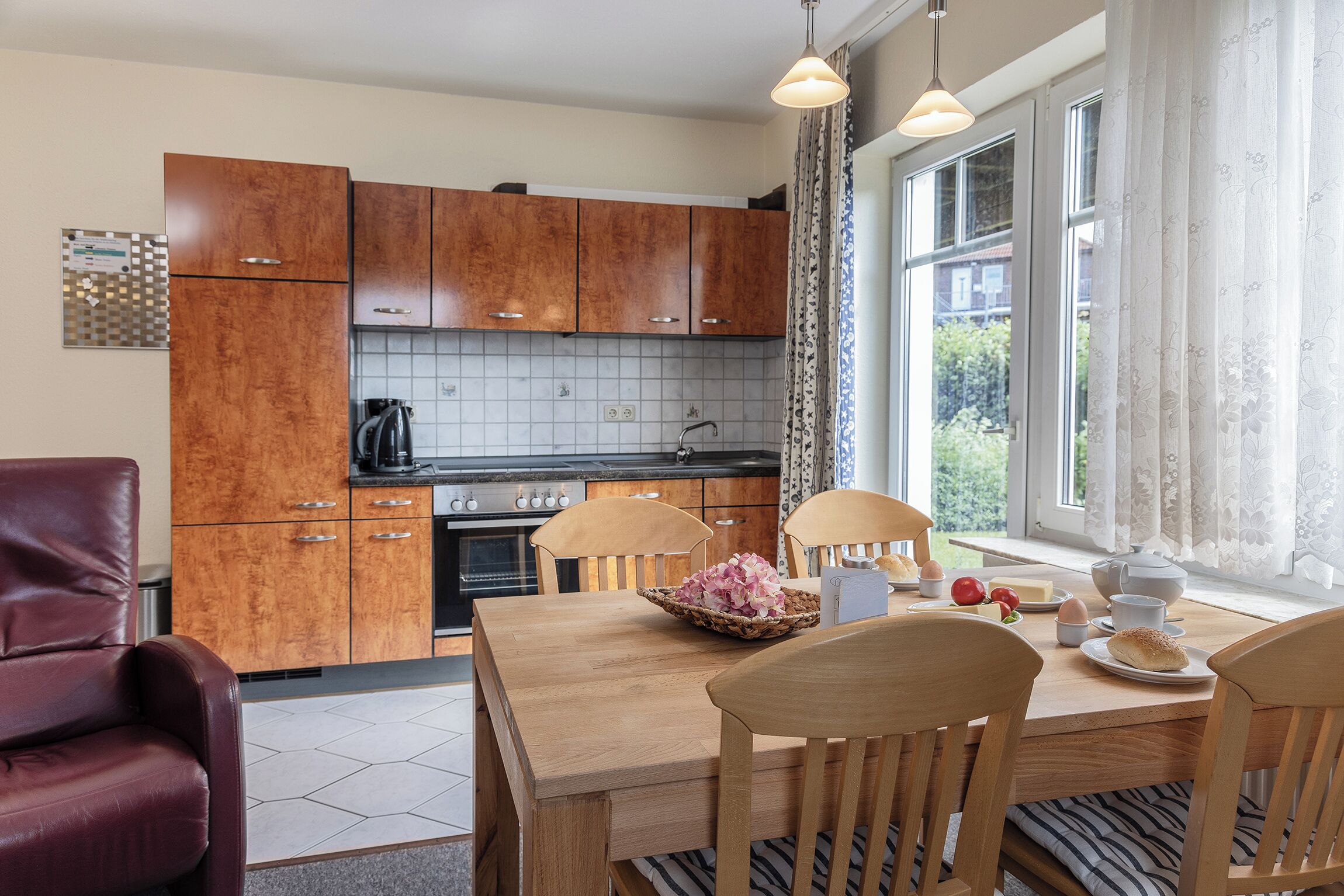 Fridge, oven, stovetop, coffee/tea maker