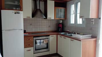 House with Garden View | Cocina privada | Refrigerador con congelador, microondas, horno y parrilla de estufa
