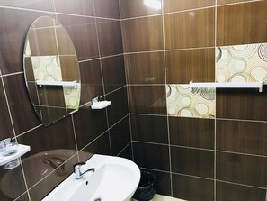Suihku, ilmaiset hygieniatuotteet, hiustenkuivaaja, pyyhkeet