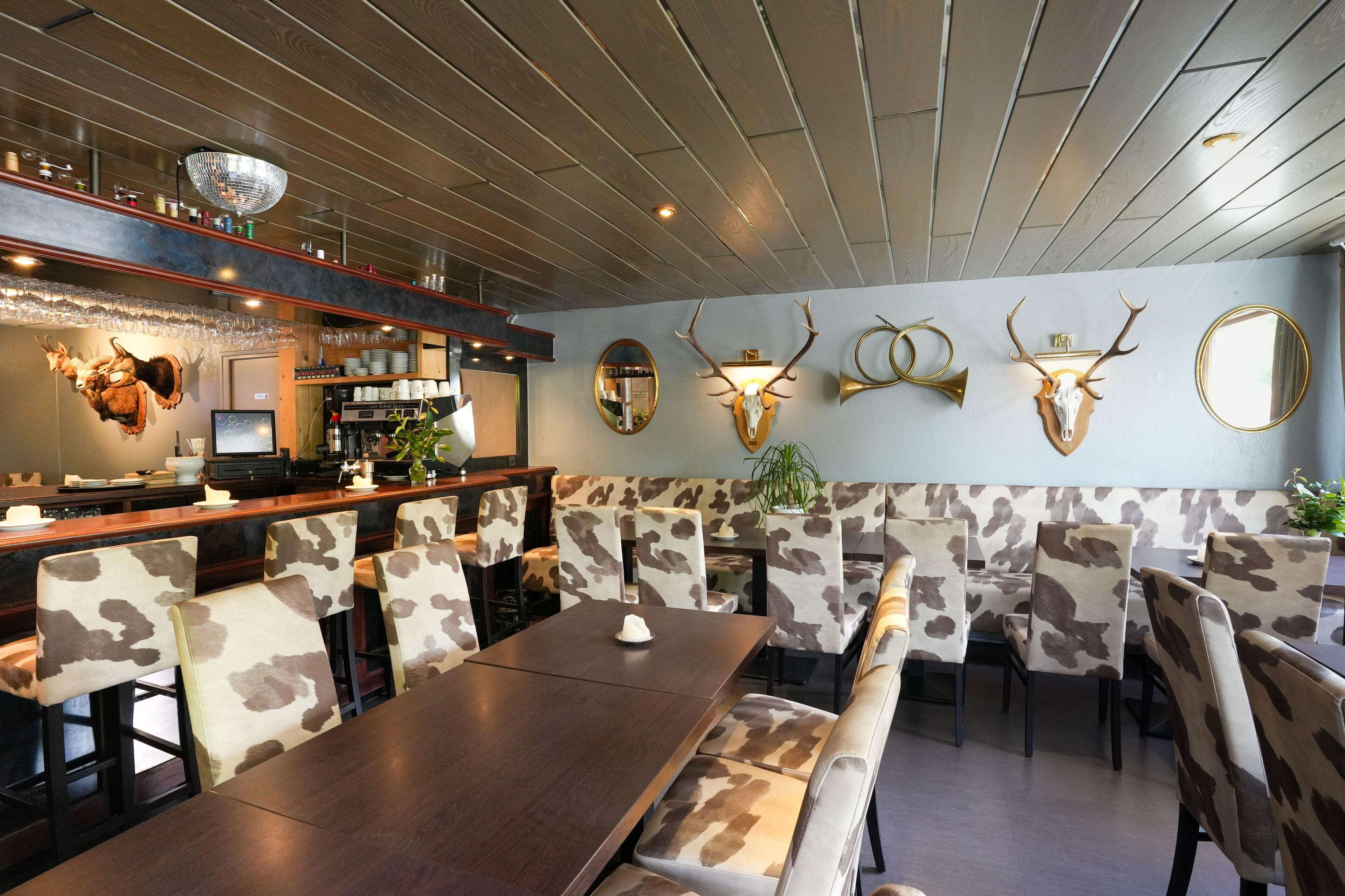 Bar (trong khuôn viên)
