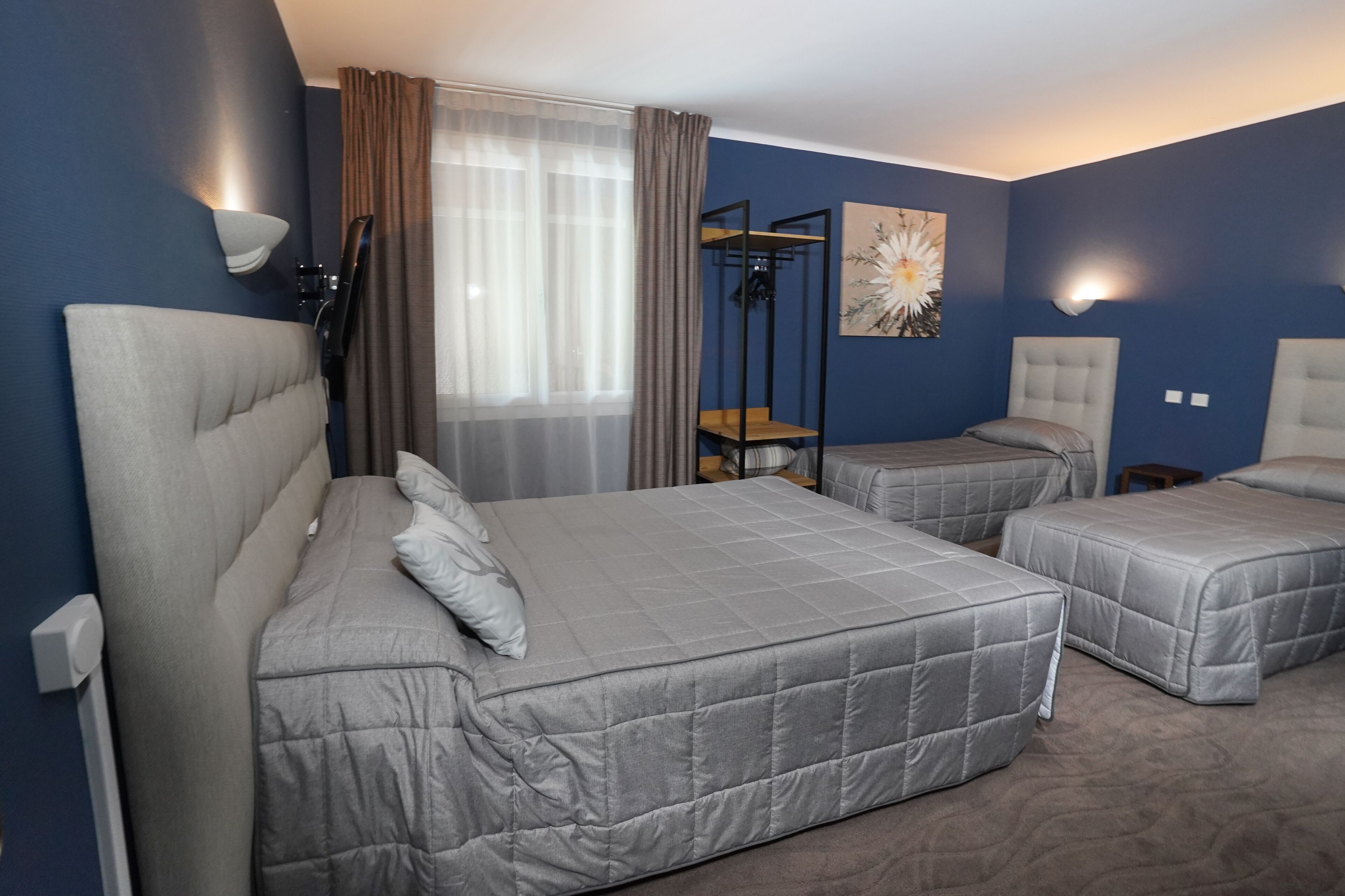 quadruple room | desk, blackout curtains, cots/infant beds, bed sheets