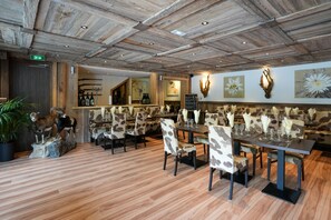 Breakfast and dinner served, local cuisine - Hôtel Auberge Le Semnoz (Saint-Jorioz)