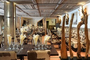 Petit déjeuner et dîner servis sur place, spécialités Cuisine locale