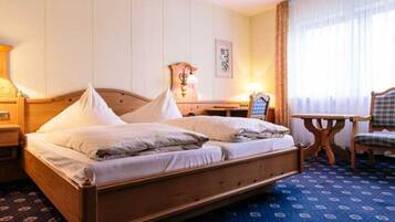 Minibar, escritorio, tabla de planchar con plancha y cunas gratuitas