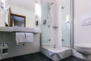 Dusj, hårføner, håndklær og såpe